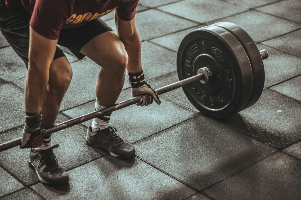Man lifting bar weights