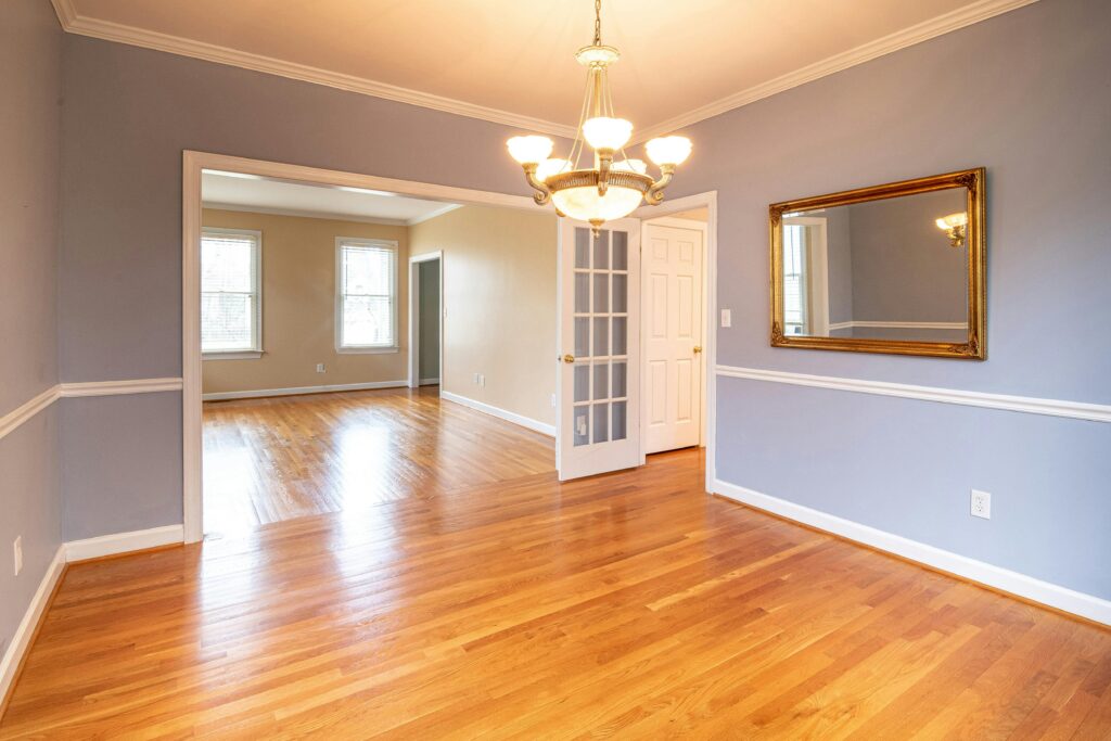 Room with wooden floors, floor moudling and blue walls