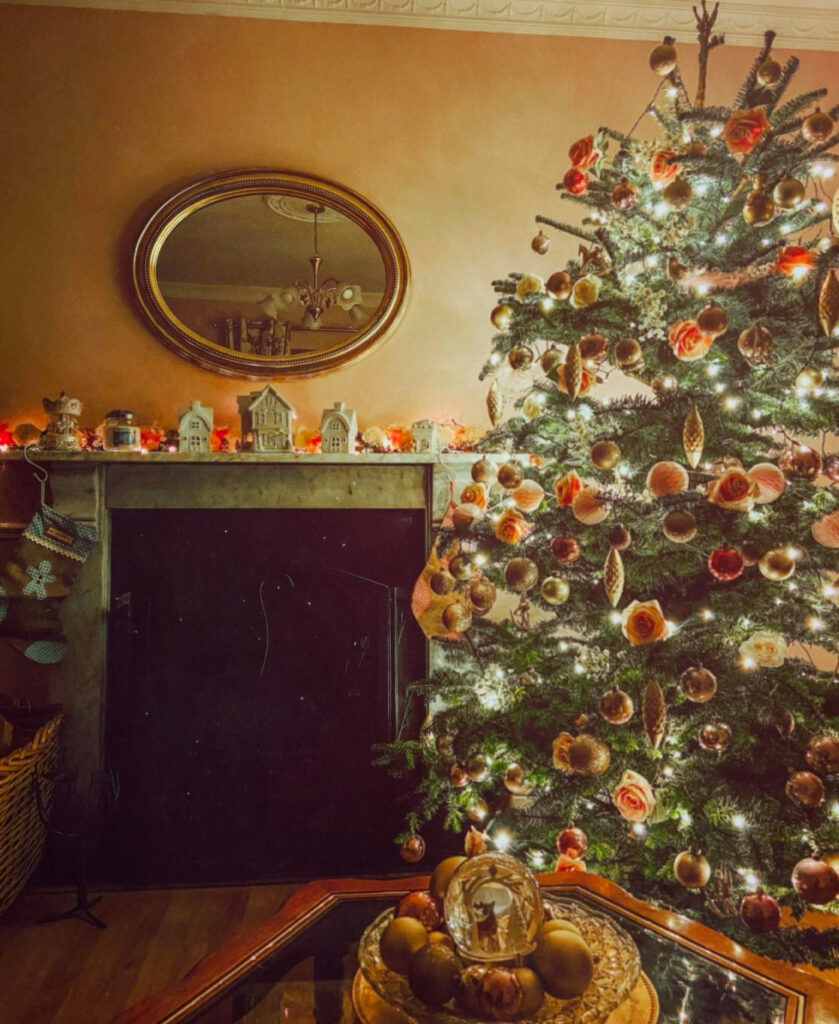 Shabby chic-style Christmas tree