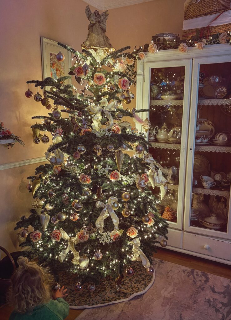 Shabby chic-style Christmas tree